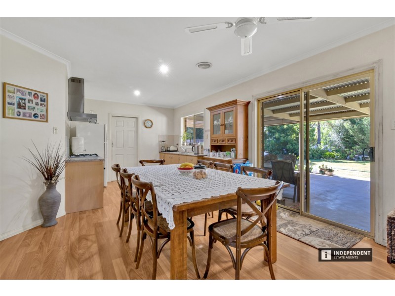 81 Killarney Dr, Melton VIC 3337