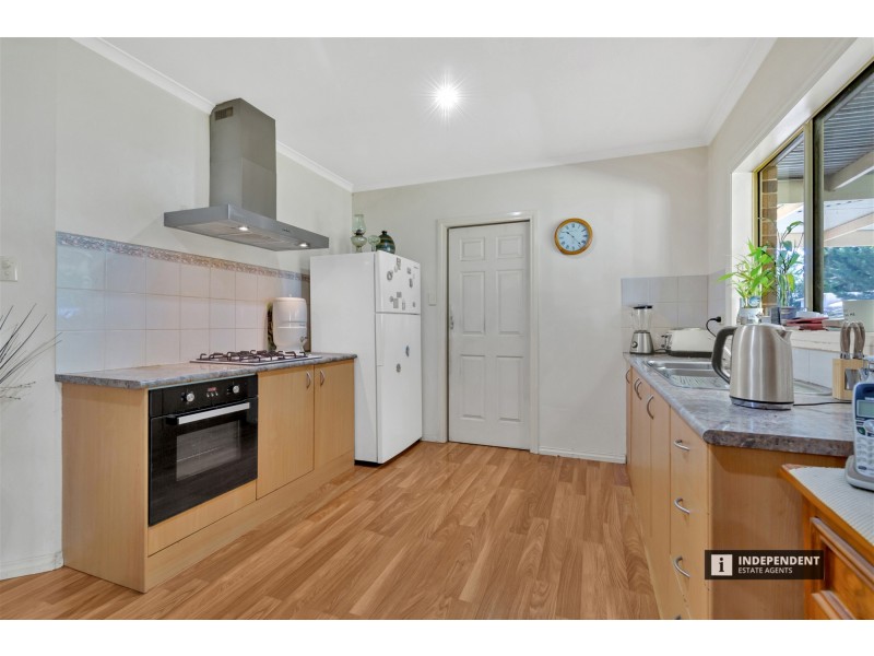 81 Killarney Dr, Melton VIC 3337