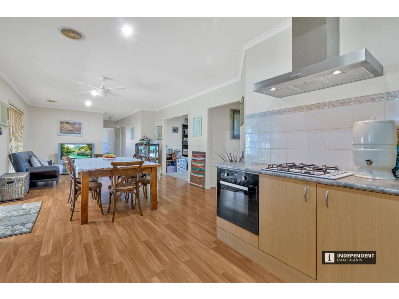 81 Killarney Dr, Melton VIC 3337