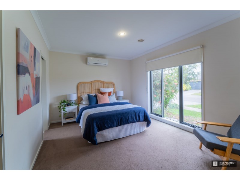 11 Beechtree Way, Cranbourne North VIC 3977