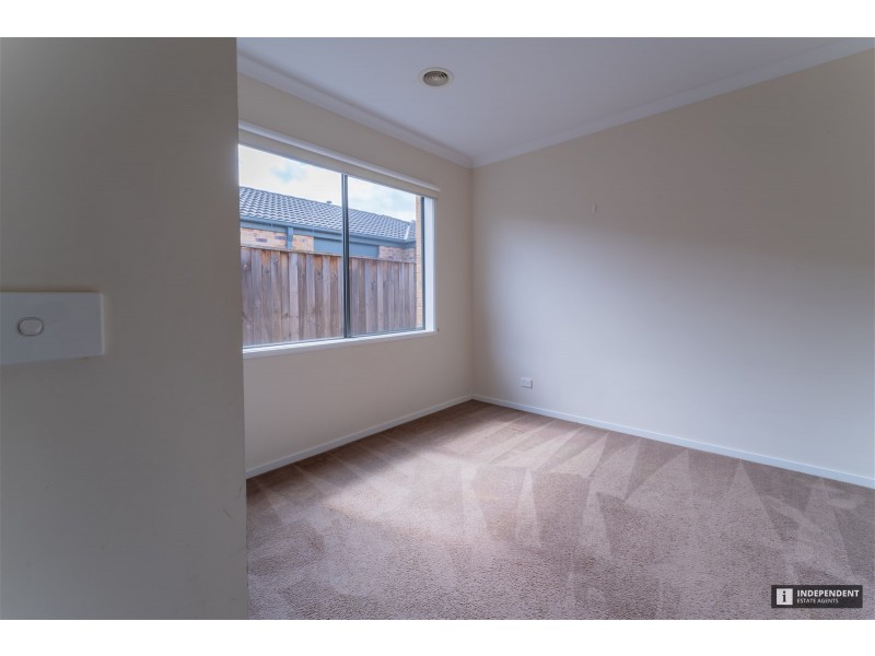 11 Beechtree Way, Cranbourne North VIC 3977