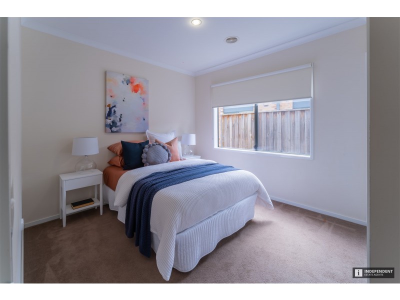 11 Beechtree Way, Cranbourne North VIC 3977
