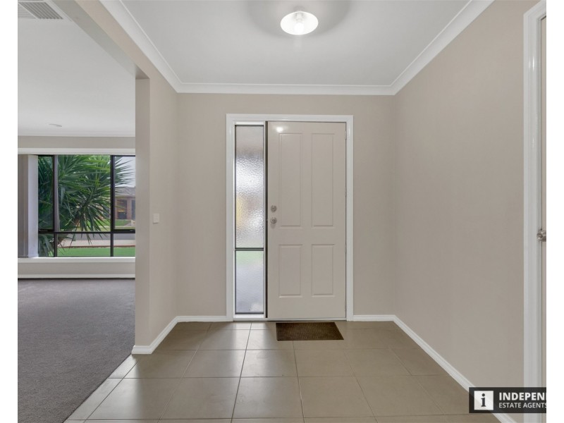 8 Barley grass Crescent, Brookfield VIC 3338