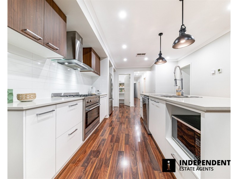 30 Lancelot Avenue, Clyde VIC 3978