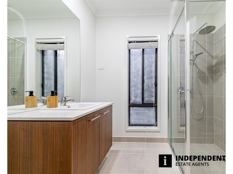 30 Lancelot Avenue, Clyde VIC 3978