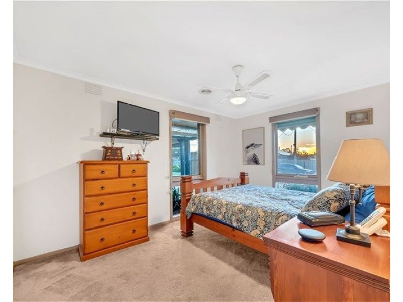 10 Elaine court, Cranbourne VIC 3977