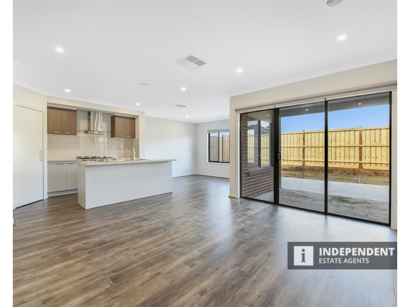 13 Tarnbeck circuit, Clyde North VIC 3978