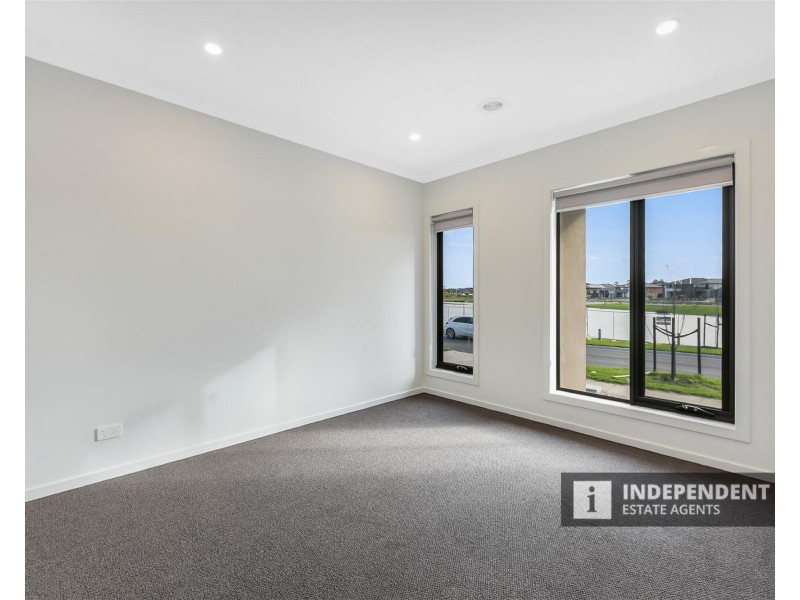 13 Tarnbeck circuit, Clyde North VIC 3978