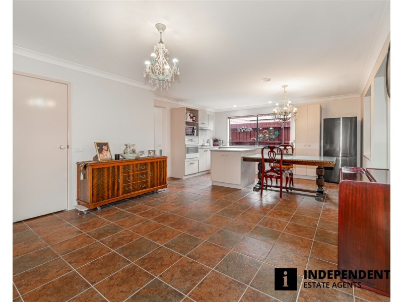 11 Scarborough Avenue, Cranbourne West VIC 3977