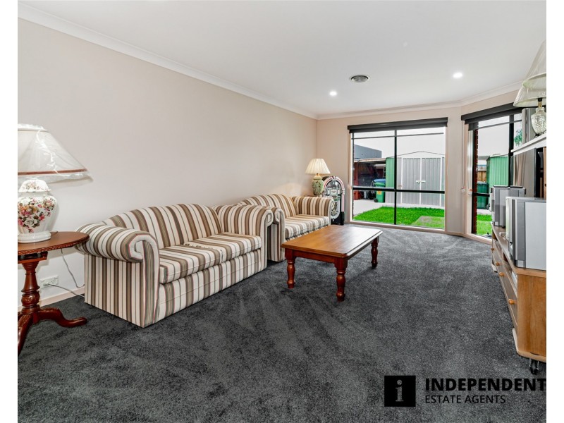 11 Scarborough Avenue, Cranbourne West VIC 3977