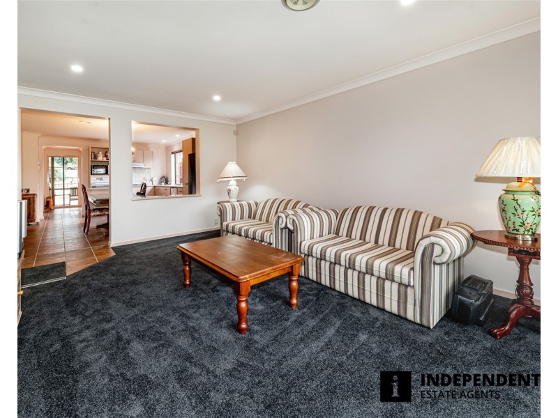 11 Scarborough Avenue, Cranbourne West VIC 3977