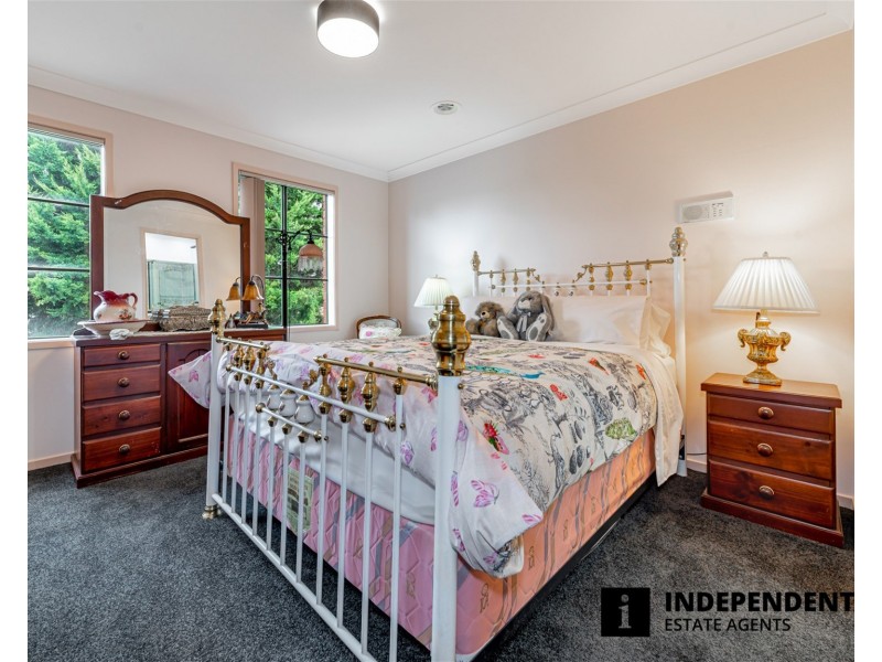 11 Scarborough Avenue, Cranbourne West VIC 3977