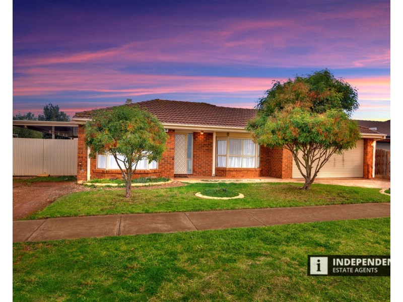 19 Clarendon Drive, Melton South VIC 3338