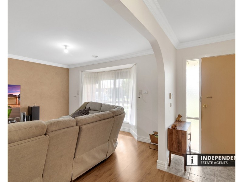 19 Clarendon Drive, Melton South VIC 3338