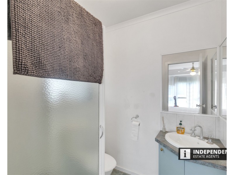 19 Clarendon Drive, Melton South VIC 3338