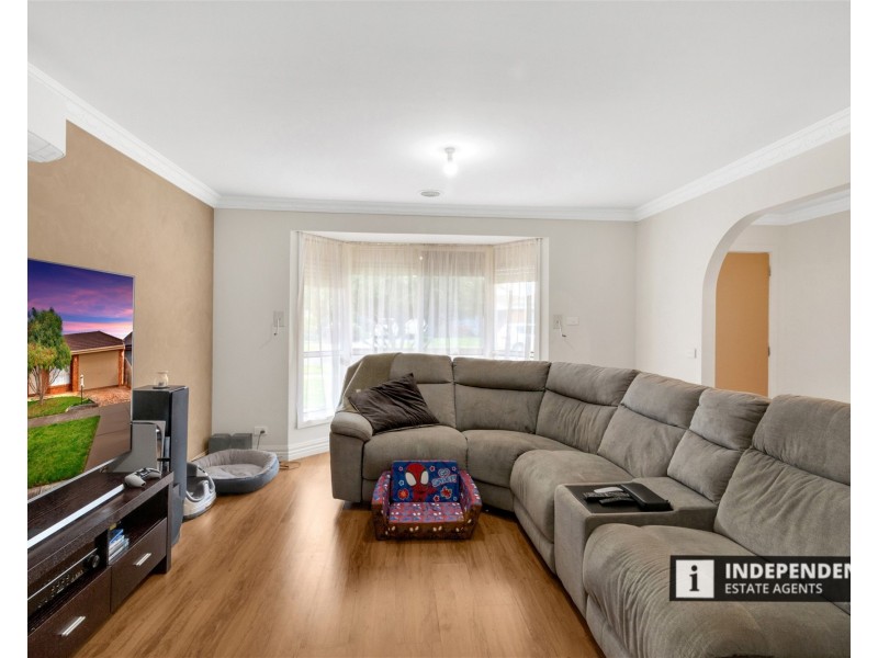 19 Clarendon Drive, Melton South VIC 3338