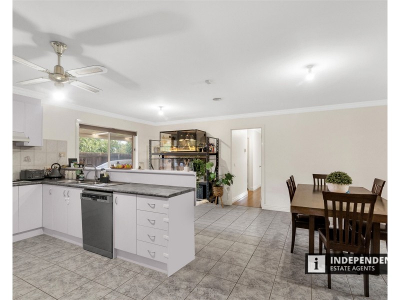 19 Clarendon Drive, Melton South VIC 3338