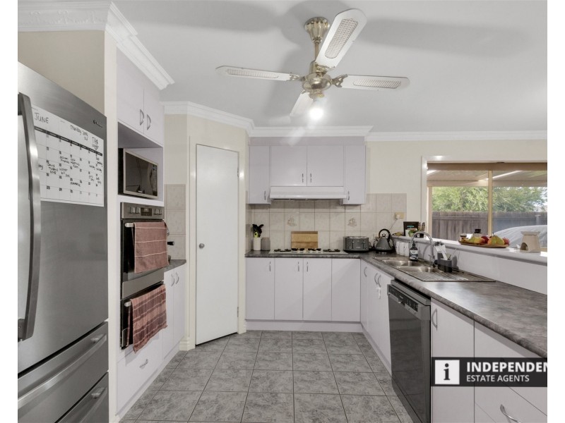 19 Clarendon Drive, Melton South VIC 3338