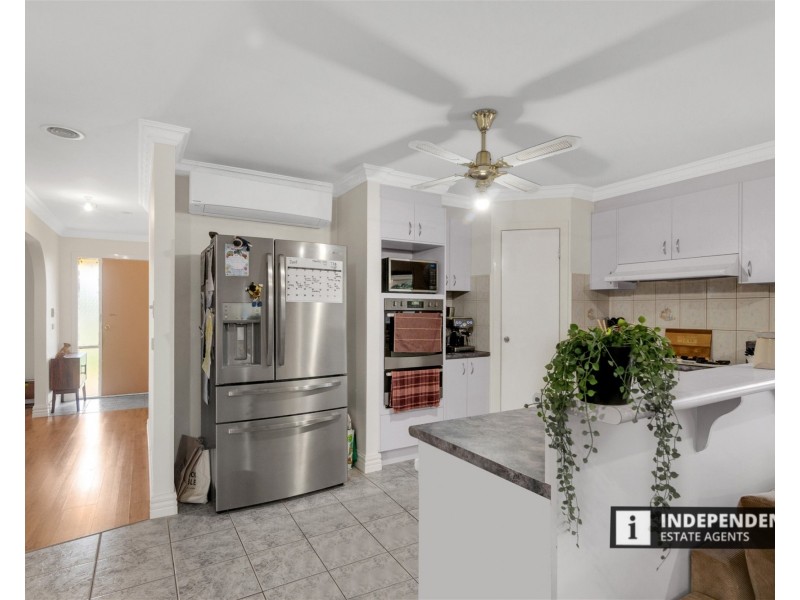 19 Clarendon Drive, Melton South VIC 3338