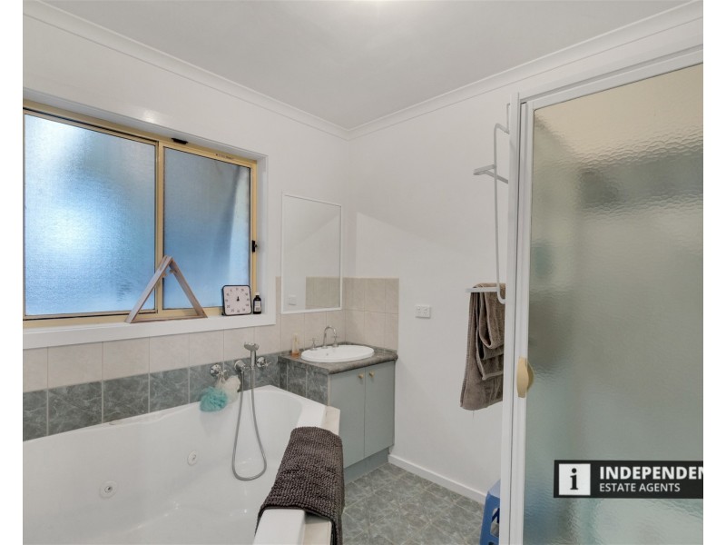 19 Clarendon Drive, Melton South VIC 3338