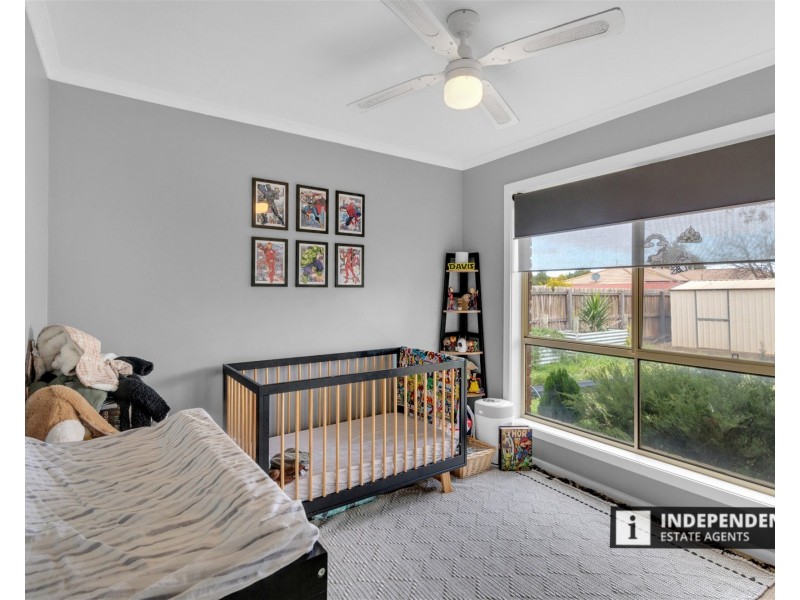 19 Clarendon Drive, Melton South VIC 3338