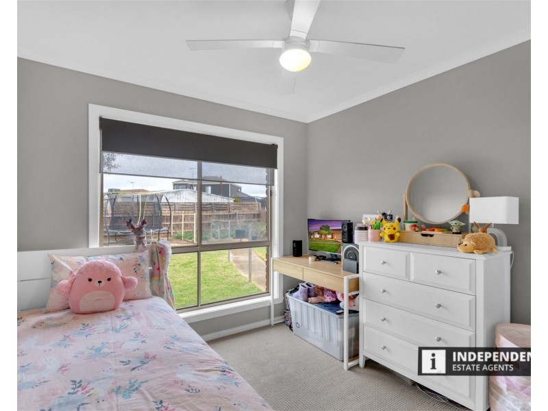 19 Clarendon Drive, Melton South VIC 3338