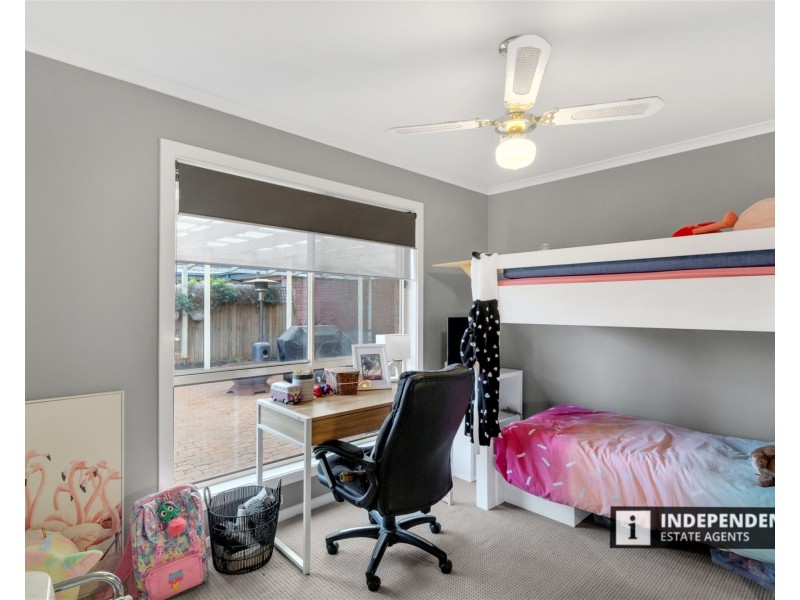 19 Clarendon Drive, Melton South VIC 3338