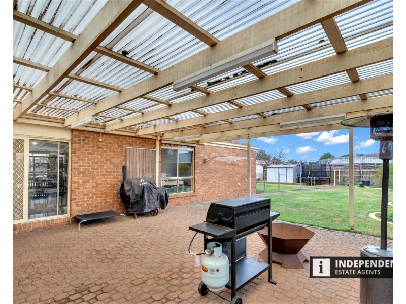 19 Clarendon Drive, Melton South VIC 3338