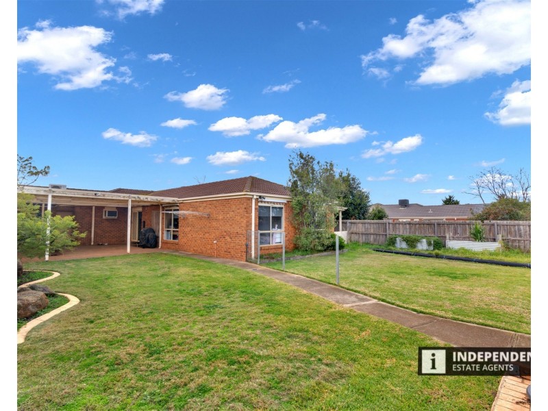 19 Clarendon Drive, Melton South VIC 3338