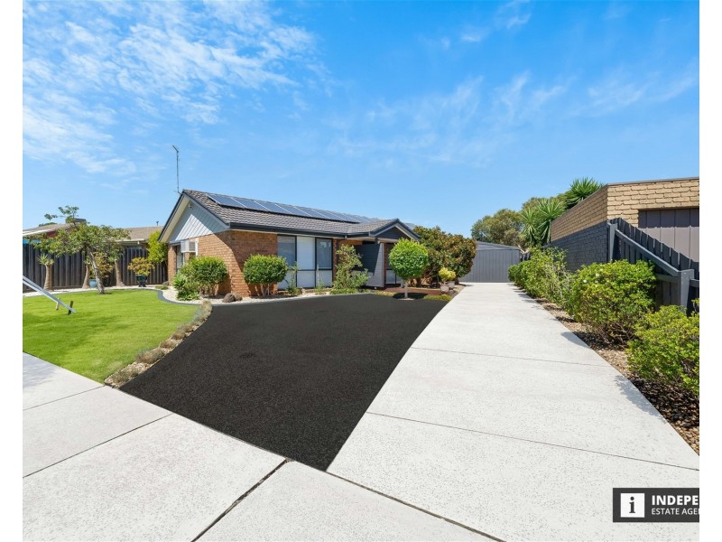 3 Phelan drive, Cranbourne North VIC 3977
