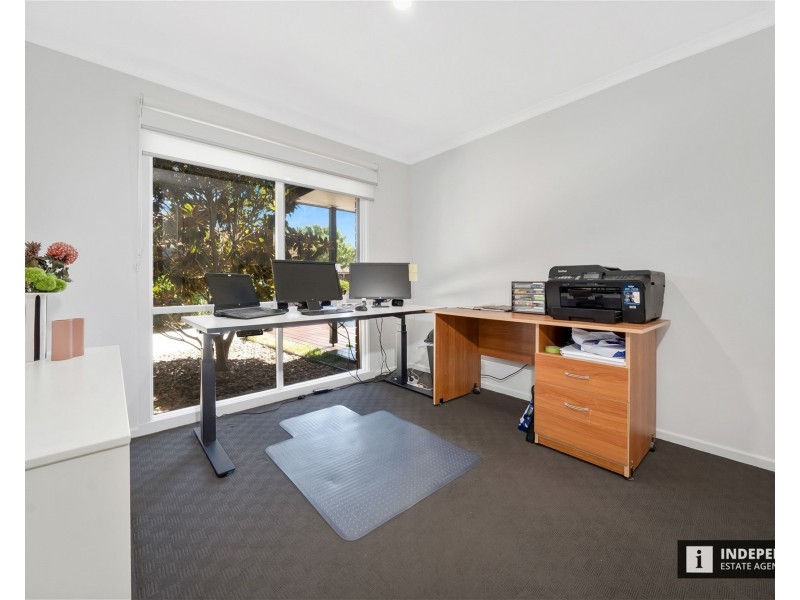 3 Phelan drive, Cranbourne North VIC 3977