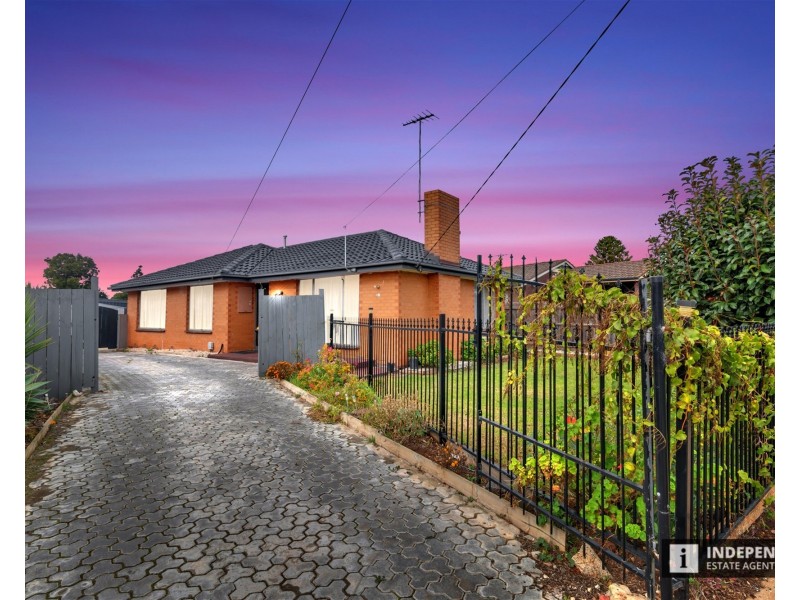 24 Blaxland Road, Melton South VIC 3338