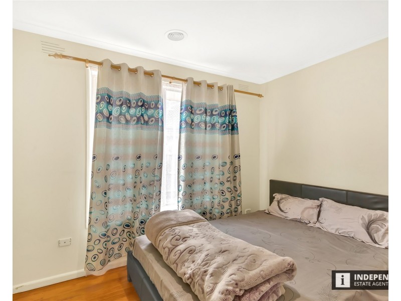 24 Blaxland Road, Melton South VIC 3338