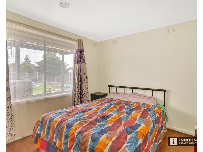 24 Blaxland Road, Melton South VIC 3338