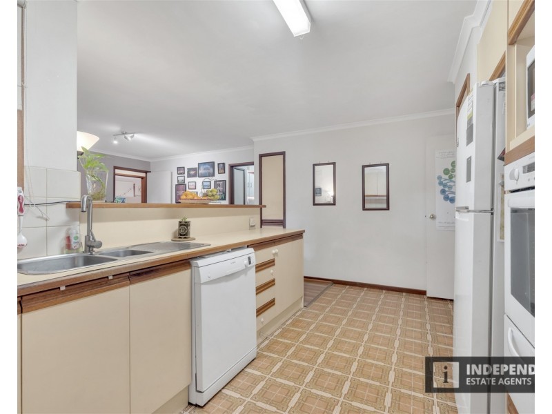 2 Cambrian way, Melton West VIC 3337