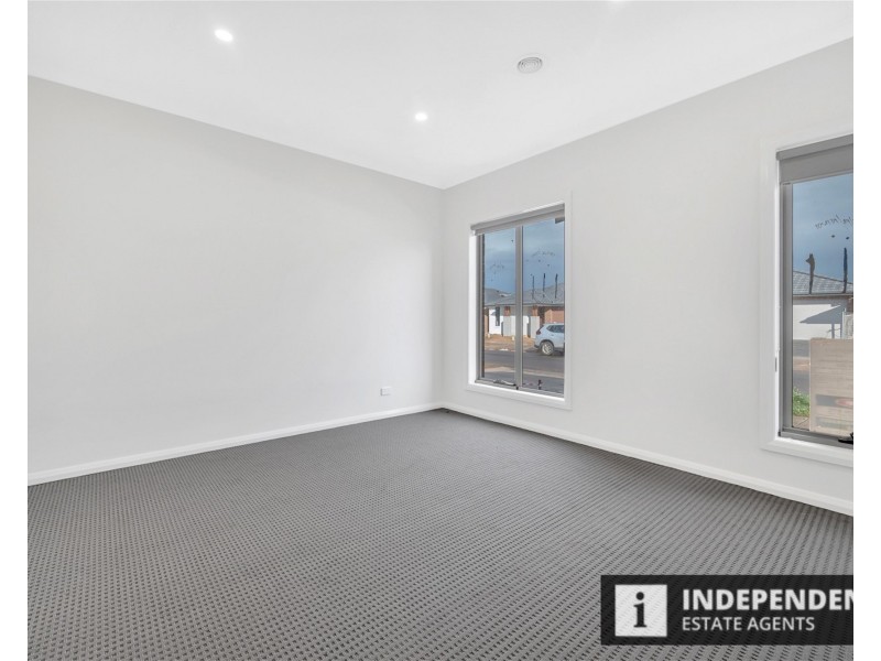 48 Moroka Av, Melton South VIC 3338