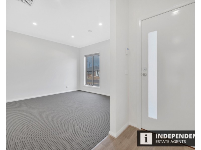 48 Moroka Av, Melton South VIC 3338