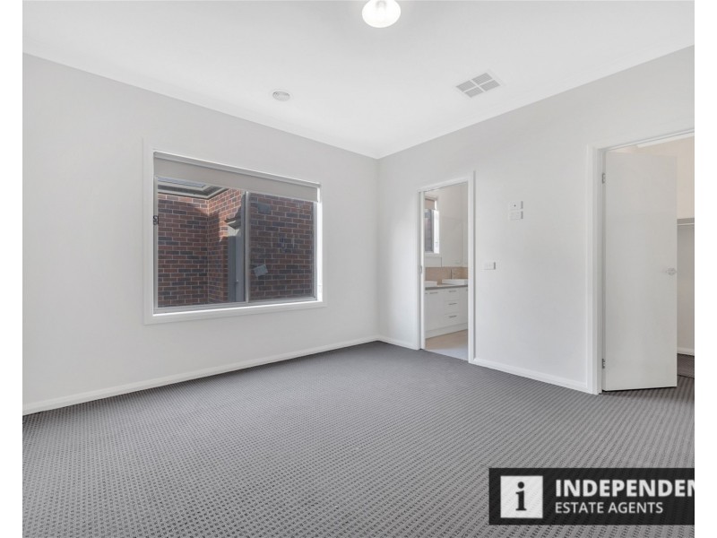 48 Moroka Av, Melton South VIC 3338