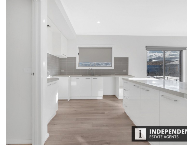 48 Moroka Av, Melton South VIC 3338