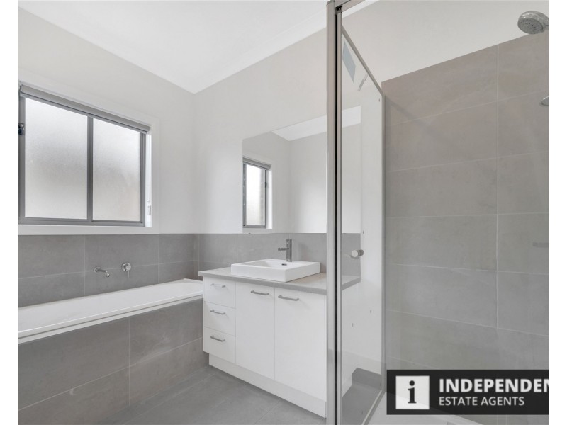 48 Moroka Av, Melton South VIC 3338