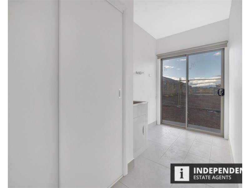 48 Moroka Av, Melton South VIC 3338