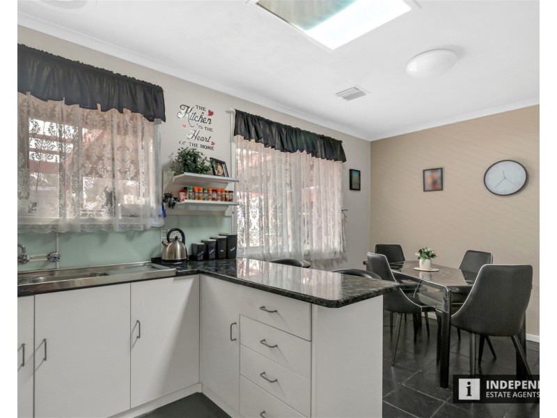 26 Acacia Cres, Melton South VIC 3338