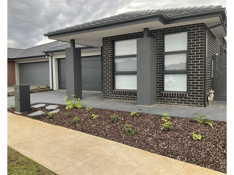 104 Athenaeum Avenue, Clyde North VIC 3978