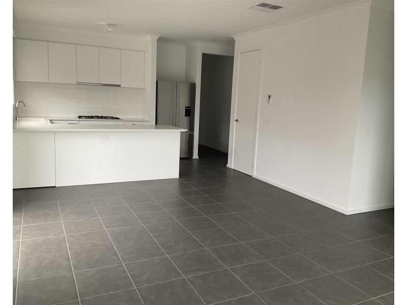 104 Athenaeum Avenue, Clyde North VIC 3978