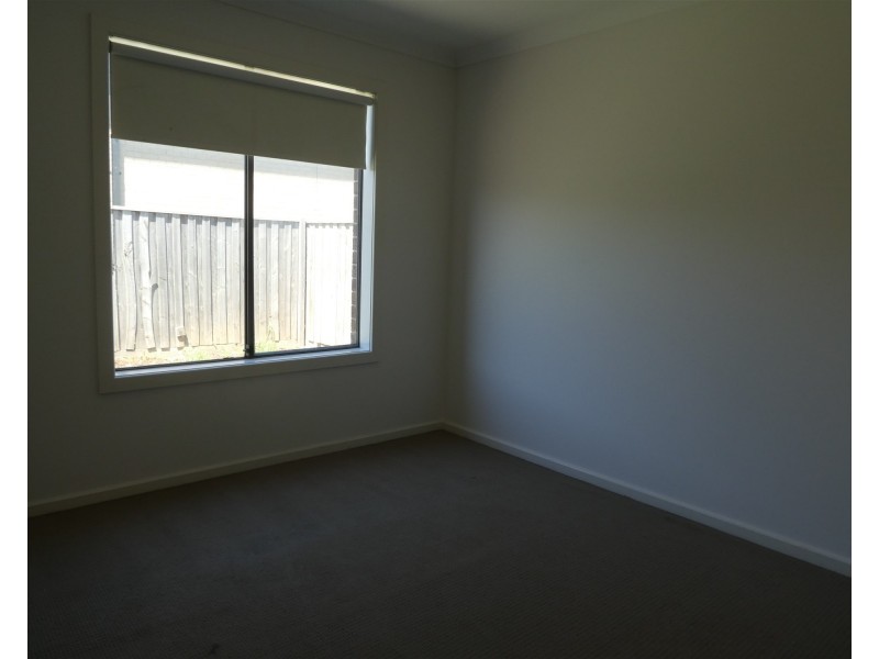 4 Glenelg Street, Clyde North VIC 3978