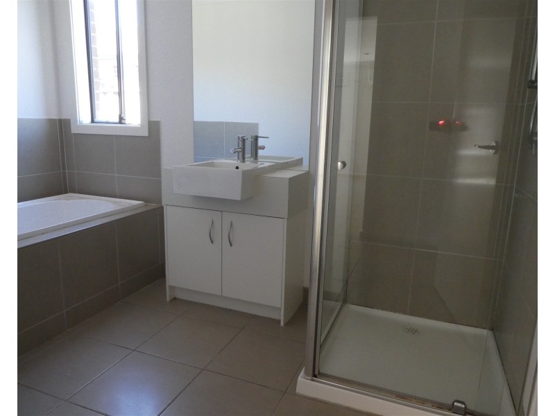 4 Glenelg Street, Clyde North VIC 3978