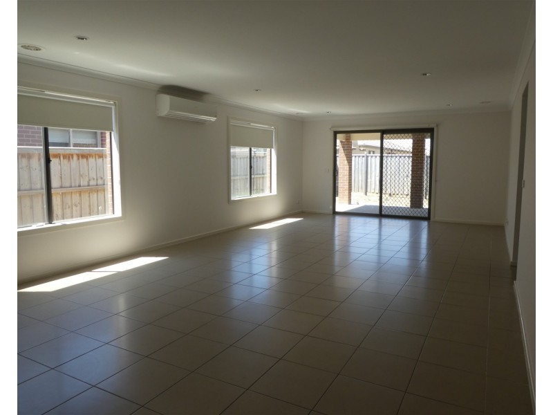 4 Glenelg Street, Clyde North VIC 3978