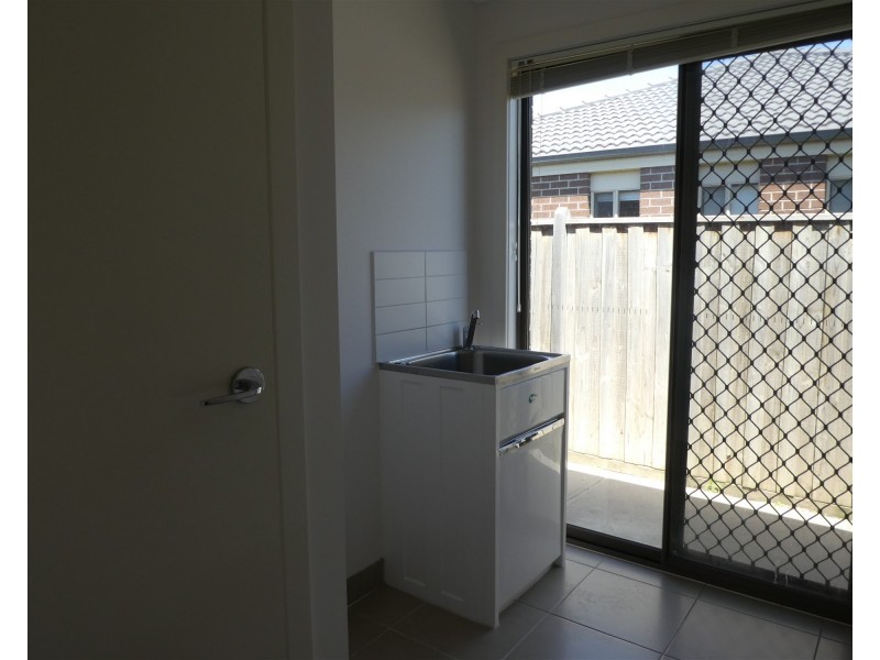 4 Glenelg Street, Clyde North VIC 3978