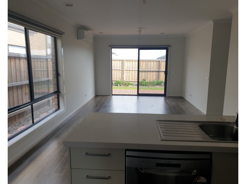 24 Hekela Street, Clyde North VIC 3978