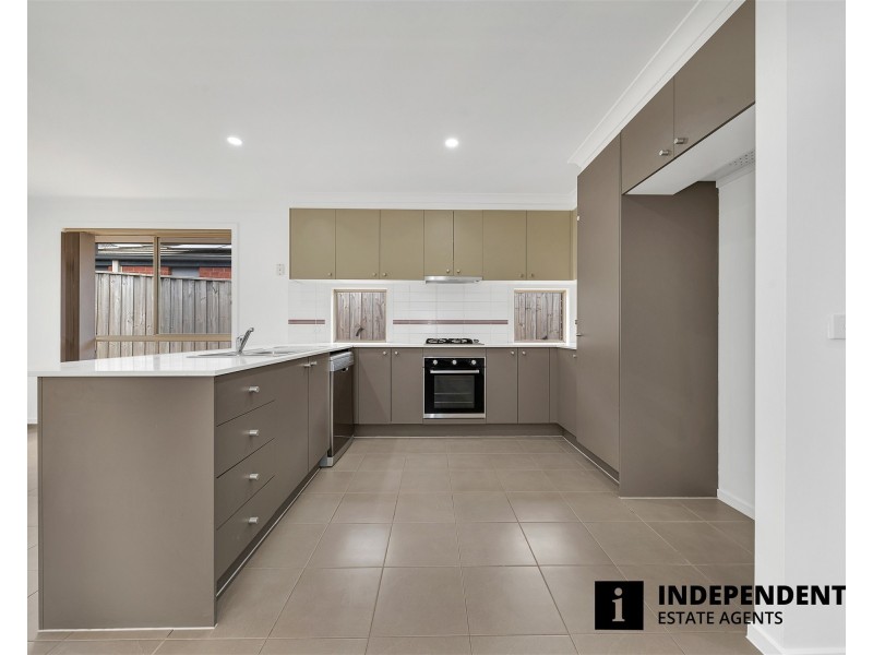 35 Kimberley Grove, Pakenham VIC 3810
